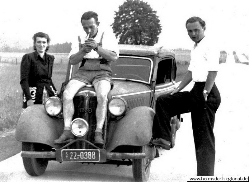 1953 - Walter Herling auf dem PKW, seine erste Ehefrau und schaffte das Ehepaar Wolfgang Hühn in den Urlaub an die Saaletalsperre.